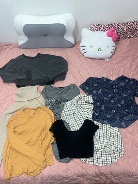 Women’s Size Medium Tops 7 Items Bundle Shirts Sweatshirts Crop Tops Sweaters